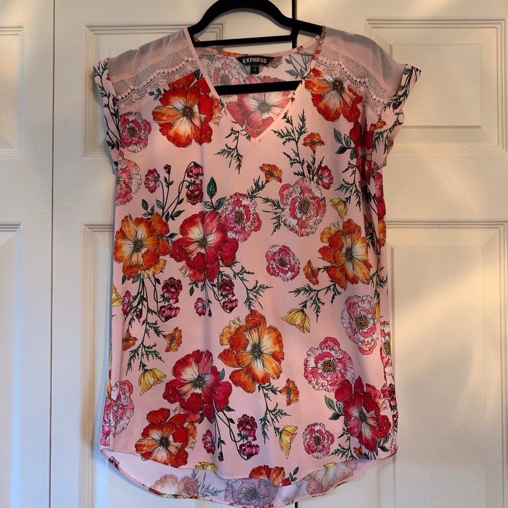 Satin V-Neck Gramercy Tee-Floral